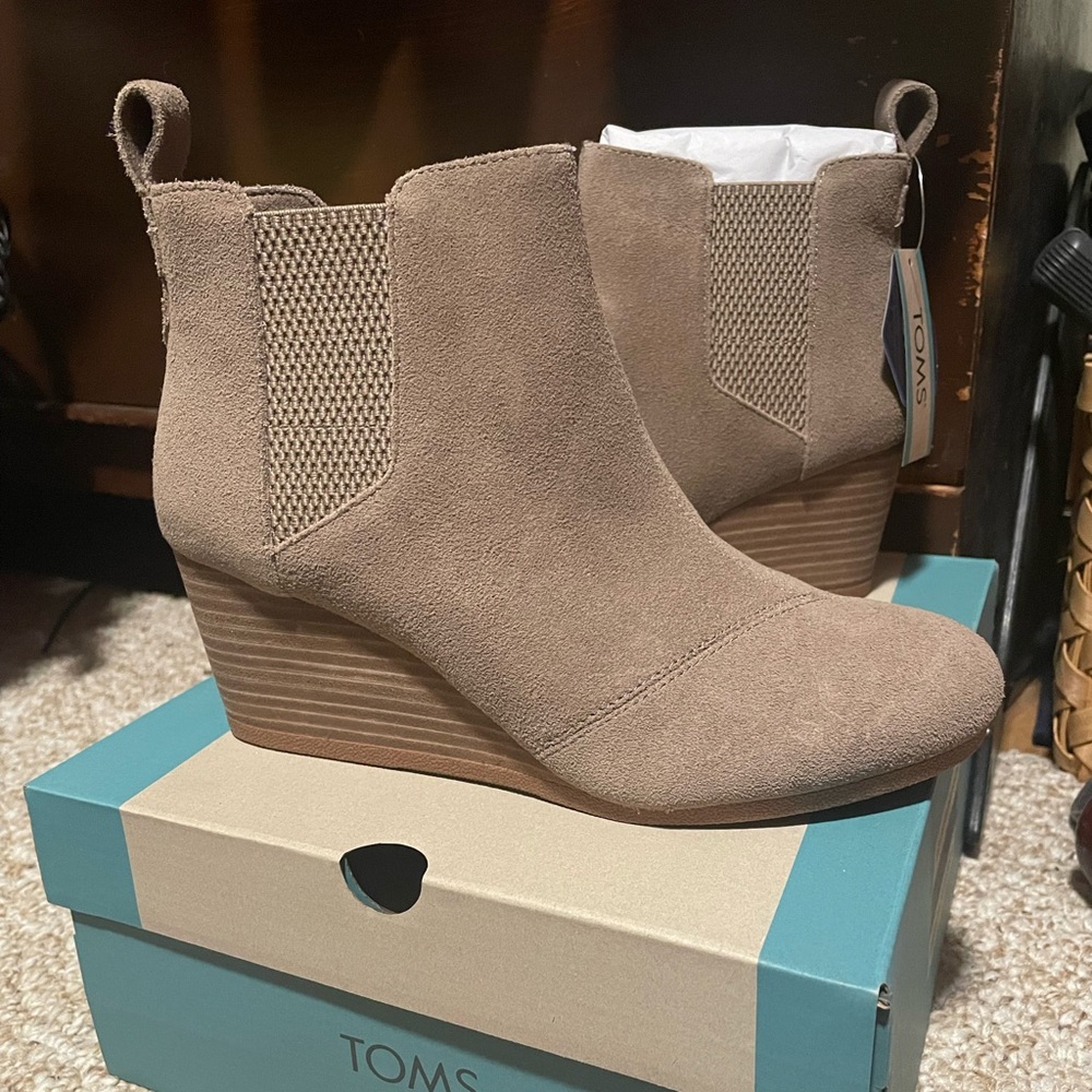 TOMS Kayley suede wedge booties! NEVER WORN - 8.5